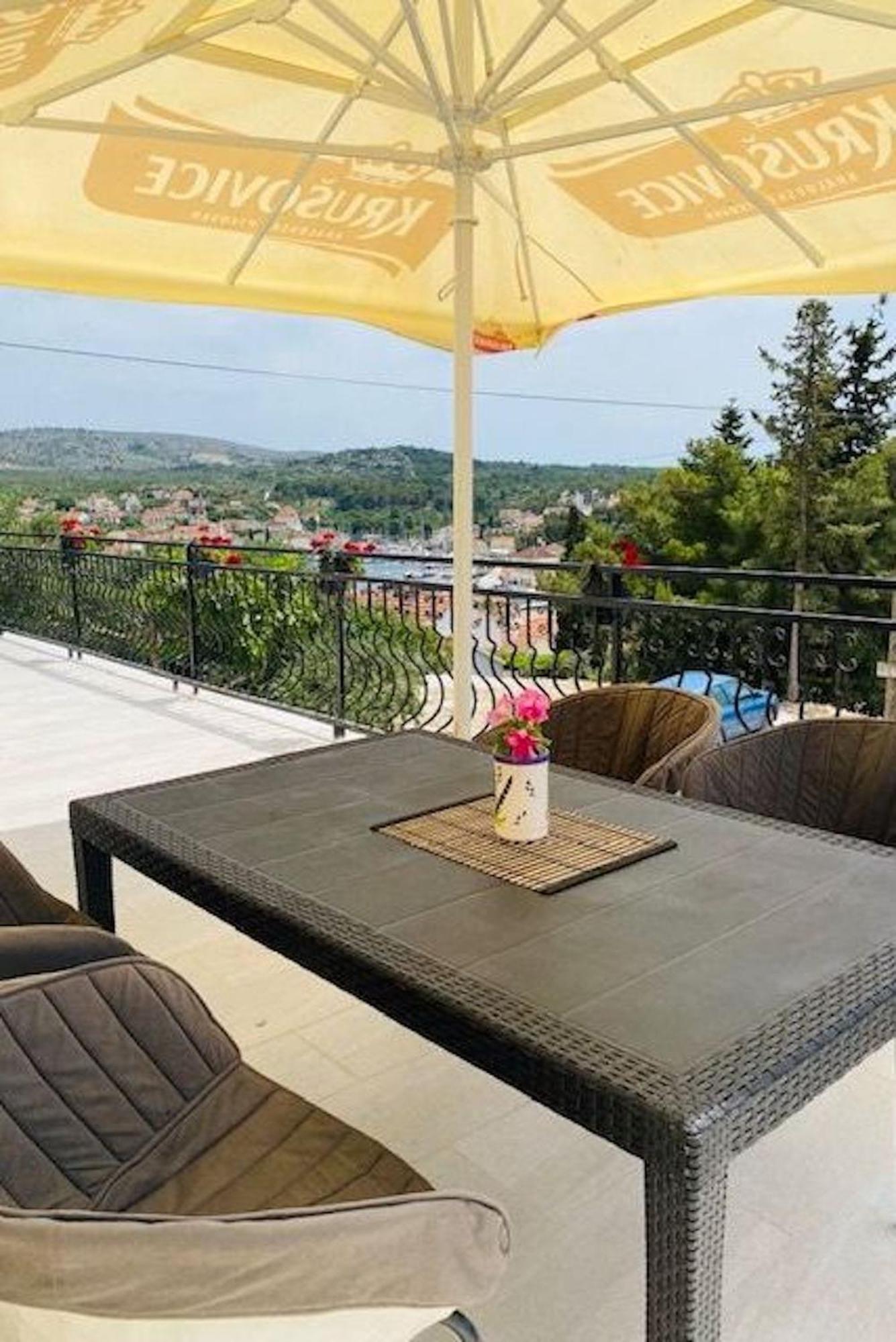 Villa Brazza Milna  Exteriör bild