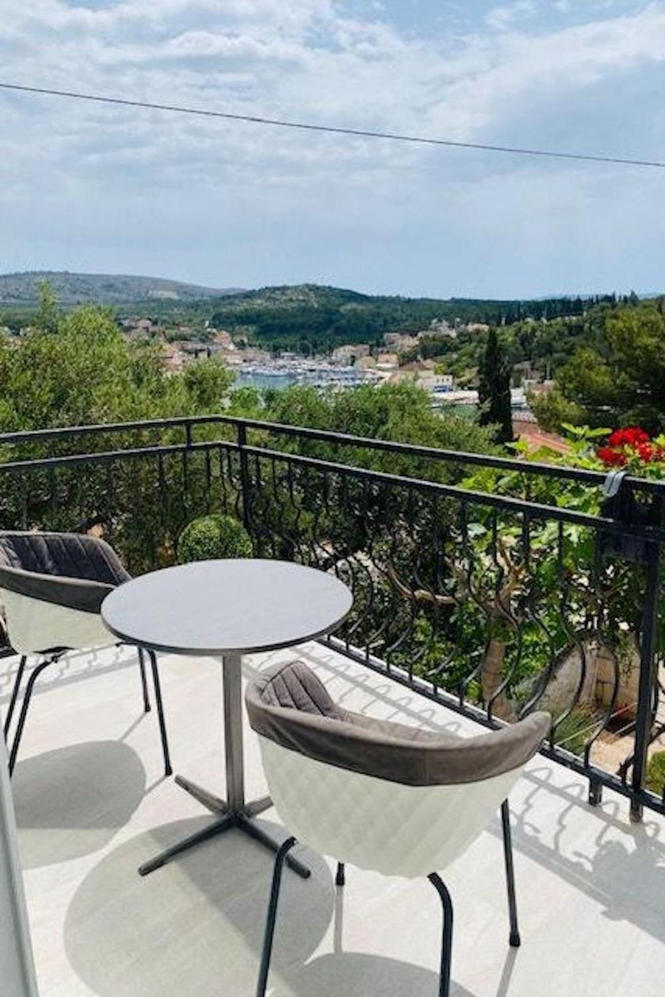 Villa Brazza Milna  Exteriör bild
